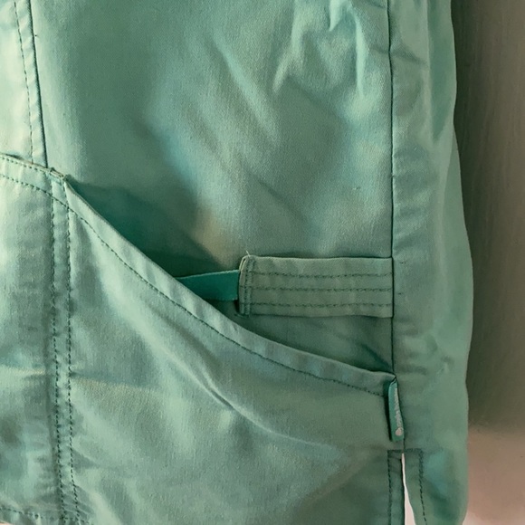 Active Scrub Top- NEVER WORN - Picture 4 of 4